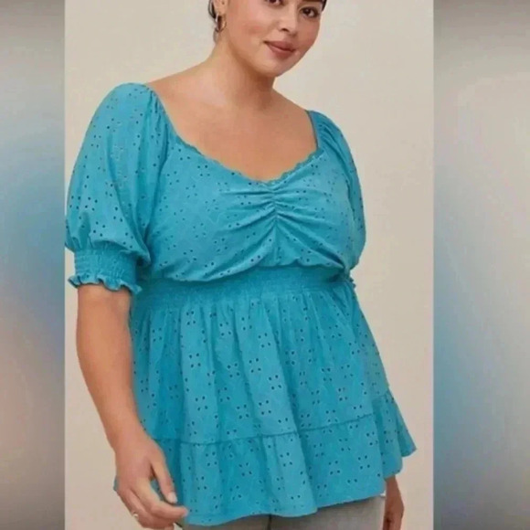 Torrid Eyelet Smocked
Waist And Sleeve Sweetheart
Blouse New With Tag - Picture 5 of 7